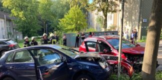 In Mülheim-Dümpten prallten die Autos zusammen. Foto: FW Mülheim an der Ruhr