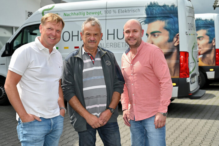 Von der Lehre bis zum Ruhestand. Die Geschäftsführer Thomas Langkamp (l.) und Stefan Grüneisen (r.) mit ihrem an Berufsjahren kaum mehr zu übertreffenden, efahrenen Mitarbeiter Ralf Messingfeld. Foto: Mathias Kehren