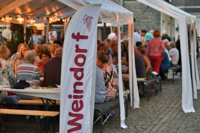 Weinfest_Langenberg-Weindorf Gemütliche Atmosphäre gibt es auf dem Mühlenplatz in Langenberg beim Weinfest des Bürgervereins. Foto: Mathias Kehren