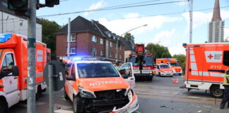 Der Notarztwagen wurde erheblich beschädigt. Foto: Feuerwehr Essen