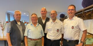 Auch Velberts Bürgermeister Dirf Lukrafka gratulierte. Foto: Feuerwehr Velbert