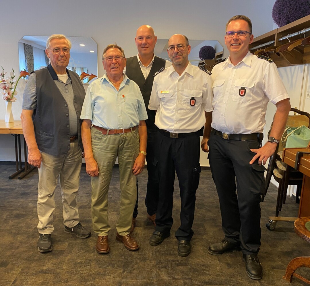 Auch Velberts Bürgermeister Dirf Lukrafka gratulierte. Foto: Feuerwehr Velbert