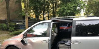Das Auto wurde bei dem Unfall an der Seite beschädigt. Foto: Polizei