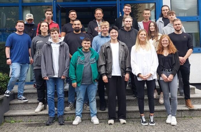Das sind die neuen Auszubildenden und KIS-Studierenden bei WITTE Automotive gemeinsam mit den Organisatoren und Organisatorinnen der Kennenlernwoche. Foto: Witte