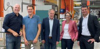 Bürgermeister Dirk Lukrafka (l.) vor Ort bei "Hugo Karrenberg & Sohn". Foto: privat