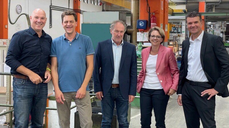 Bürgermeister Dirk Lukrafka (l.) vor Ort bei "Hugo Karrenberg & Sohn". Foto: privat
