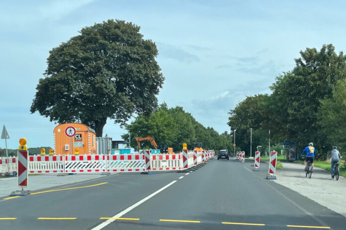 Der Verkehr wird an der Wülfrather Straße durch eine Baustellenampel geregelt. Foto: Kreis ME