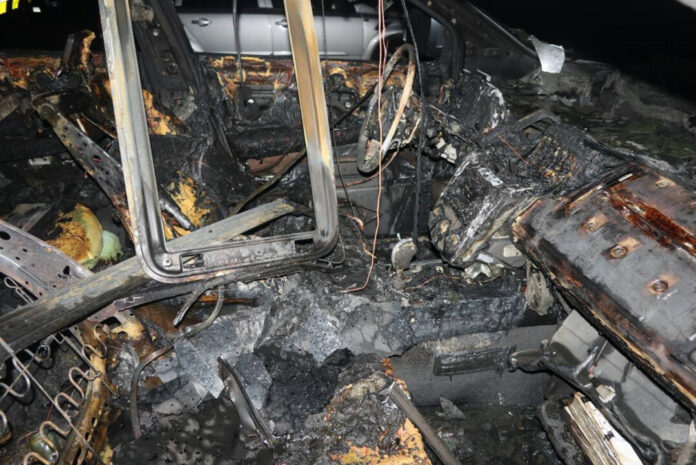 Am späten Dienstagabend wurde ein Nissan durch einen Brand stark beschädigt. Foto: Polizei