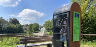 Die unterste „Etage“ des Bücherschranks ist für Kinder- und Jugendliteratur vorgesehen - und zurzeit gähnend leer. Foto: Kreisstadt Mettmann