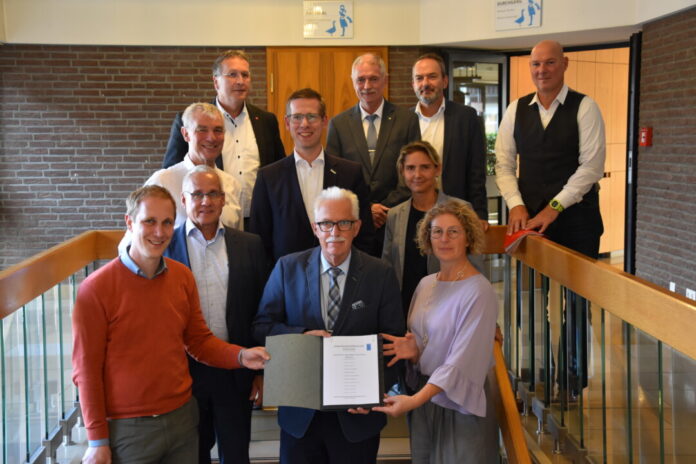 Die Bürgermeisterin und die Bürgermeister der Städte des Kreises Mettmann gemeinsam mit Landrat Thomas Hendele. Foto: Polizei