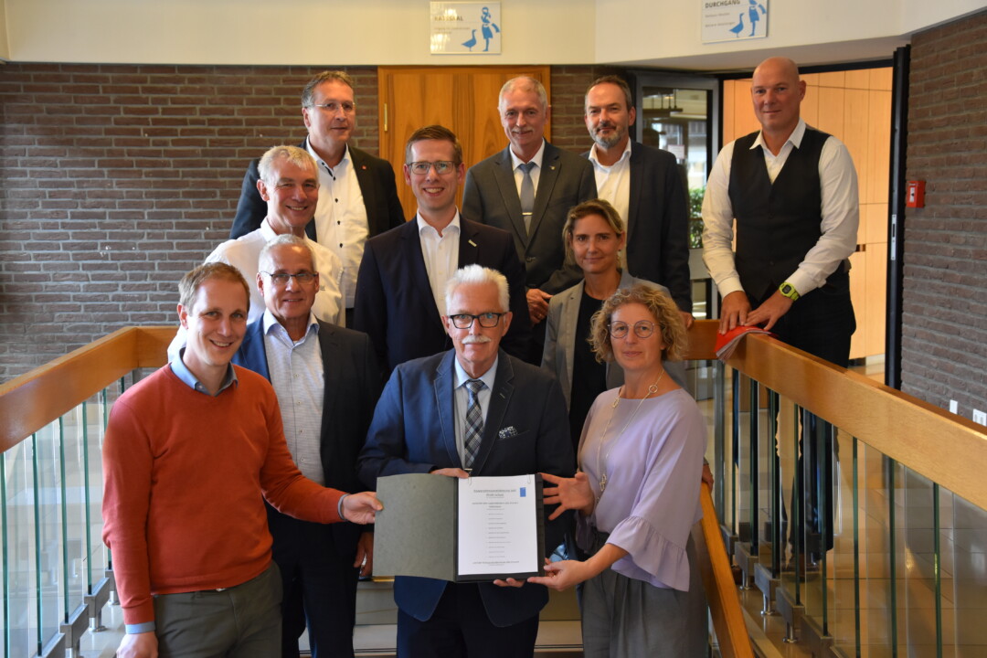 Die Bürgermeisterin und die Bürgermeister der Städte des Kreises Mettmann gemeinsam mit Landrat Thomas Hendele. Foto: Polizei