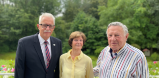 Landrat Thomas Hendele (l.) mit dem Erkrather Ehepaar Ingrid und August Liedtke. Foto: Marc Göckeritz