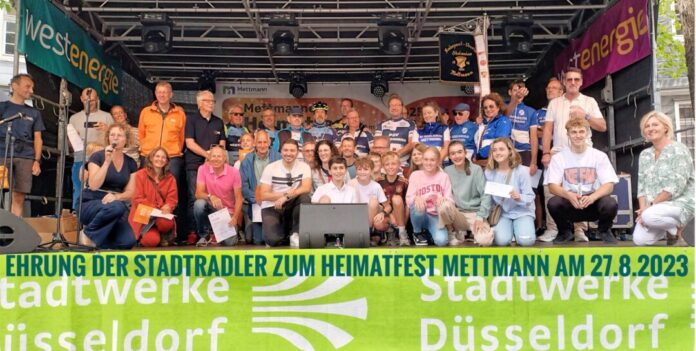 Bürgermeisterin Sandra Pietschmann und Nathalie Villère (r.), Koordinatorin des Mettmanner STADRADELNS, haben auf dem Heimatfest die besten Radlerinnen und Radler geehrt. Foto: Ursula Jensen