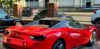 Dieser Ferrari 488 Spider verschwand am Wochenende in Düsseldorf. Foto: Polizei