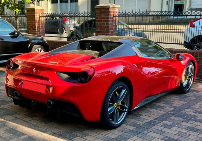 Dieser Ferrari 488 Spider verschwand am Wochenende in Düsseldorf. Foto: Polizei