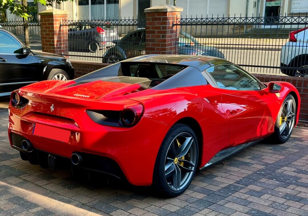 Dieser Ferrari 488 Spider verschwand am Wochenende in Düsseldorf. Foto: Polizei