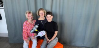 Sie freuen sich schon wie Bolle aufs Festival: Theaterpädagogin und Erzählerin Dagmar Grotdendorst (l.), die Künstlerin Susann Bürger (r.) und Bürgermeisterin Sandra Pietschmann, die Schirmherrin des Festivals "Wasserwerke". Sie haben Figuren, die Schülerinnen und Schülern der Otfried-Preußler-Schule für ihr kleines Wassertheater gebastelt haben. Foto: Kreisstadt Mettmann