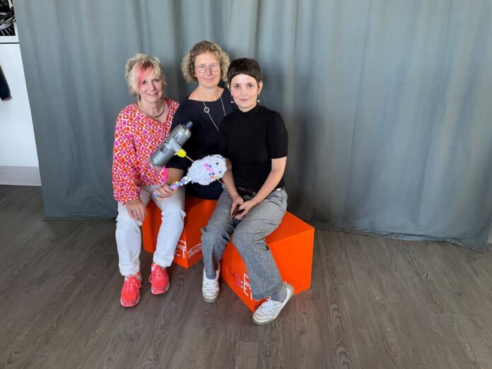 Sie freuen sich schon wie Bolle aufs Festival: Theaterpädagogin und Erzählerin Dagmar Grotdendorst (l.), die Künstlerin Susann Bürger (r.) und Bürgermeisterin Sandra Pietschmann, die Schirmherrin des Festivals "Wasserwerke". Sie haben Figuren, die Schülerinnen und Schülern der Otfried-Preußler-Schule für ihr kleines Wassertheater gebastelt haben. Foto: Kreisstadt Mettmann
