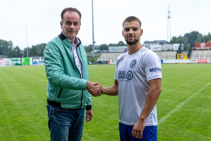 Vereinspräsident Oliver Kuhn begrüßt Florian Berisha bei der SSVg Velbert. Foto: SSVg Velbert