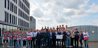 Ein Gruppenfoto mit den Teams vor dem Gefahrenabwehrzentrum Foto: Kreispolizeibehörde