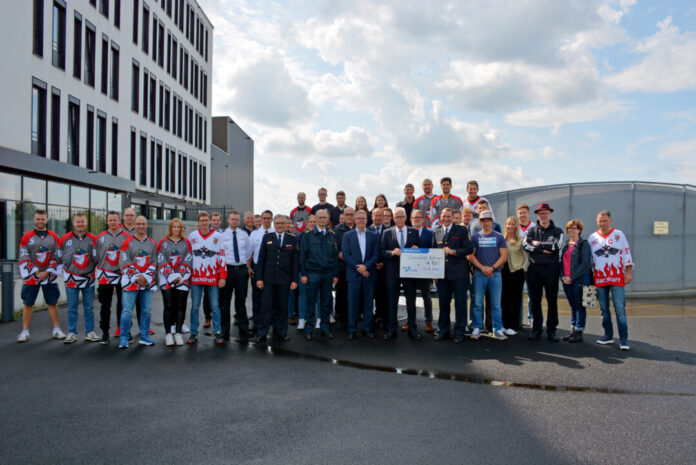 Ein Gruppenfoto mit den Teams vor dem Gefahrenabwehrzentrum Foto: Kreispolizeibehörde