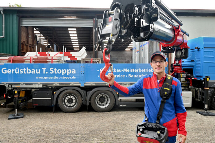 Nimmt auch schwere Sachen locker an den Haken - Gerüstbauer Tobias Stoppa vor seinem neuen Kranwagen. Foto: Mathias Kehren