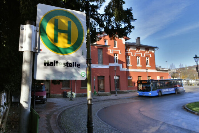Ab Bahnhof Langenberg gibt es für Schülerinnen und Schüler zusätzliche Verkehrsangebote. Foto: Mathias Kehren