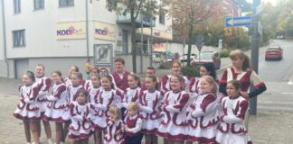 Die Kalkstadt-Narren treten in der Wülfrather Innenstadt auf. Foto: KSN