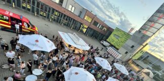 Hunderte Besucherinnen und Besucher kamen zum Voisweg, um mit der Feuerwehr zu feiern. Foto: FW Ratingen