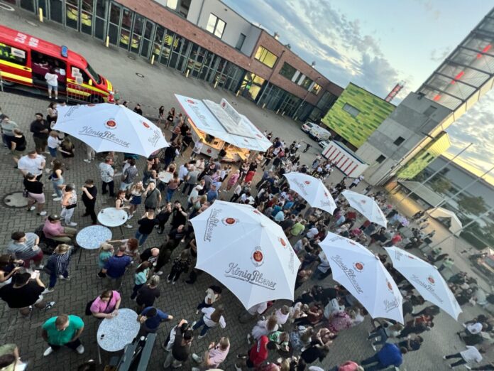 Hunderte Besucherinnen und Besucher kamen zum Voisweg, um mit der Feuerwehr zu feiern. Foto: FW Ratingen