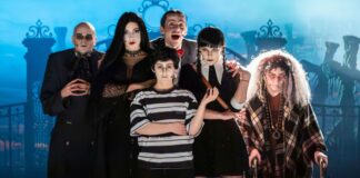 Zurück aus dem Urlaub und jetzt wieder auf dem Bühne: „Die Addams Family“ als Musical nach den Cartoons von Charles Addams. Foto: Martin Mazur