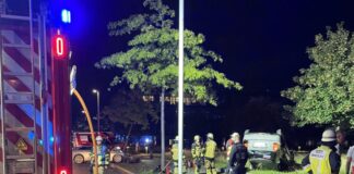 Eines der Autos landete auf dem Dach. Foto: Feuerwehr Essen