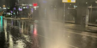 Der Wasserdruck sprengte Gullydeckel aus dem Boden. Foto: Feuerwehr Essen