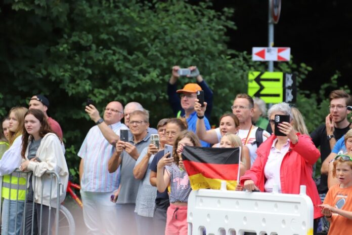 Entlang der Strecke in Langenberg hatten sich Radsport-Fans eingefunden, um die Profis anzufeuern. Foto: Volkmann