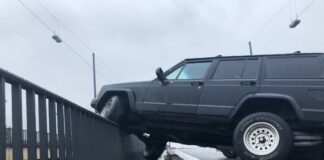 Der Jeep landete mit der Front auf dem Geländer der Rheinkniebrücke. Foto: Polizei