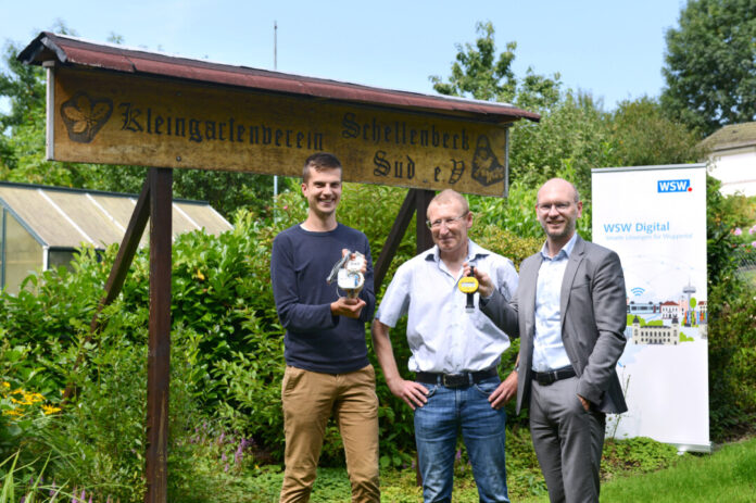 Sebastian Dette (WSW Digitale Produkte), Axel Störmer (KGV Schellenbeck Süd) und Andy Völschow (Leiter WSW Digitale Produkte). Foto: WSW