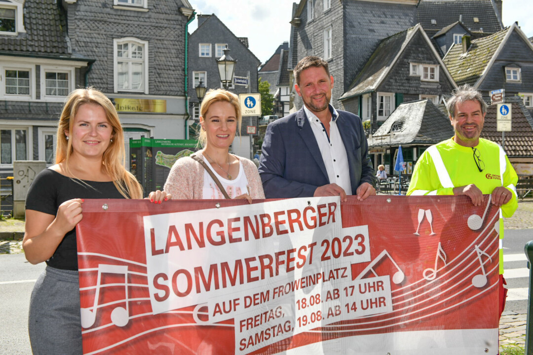 Die Organisatoren am Ort des Geschehens: Sabrina Kleeberger (l.) und Jörg Motzkau (r., beide Langenberger Werbegemeinschaft) mit Daniela Hantich und Olaf Kauer (beide Stadtmarketing Velbert). Foto: Mathias Kehren