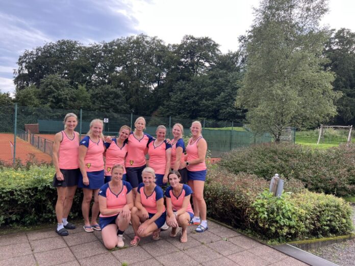 Die Damen 40 gewannen ihr letztes Spiel der Saison mit 8:1 auswärts gegen Grün Weiß Elberfeld und haben damit den Aufstieg in die Bezirksliga klar gemacht. Hinten von links nach rechts: Katja Ihlo, Diana Eick, Tanja Eick, Silke Pöppelmann, Claudia Schardt, Cornelia Könkler und Annika Schoch. Vorne von links nach rechts: Petra Groß, Kerstin Rübener und Katja Wolters. Foto: NBV