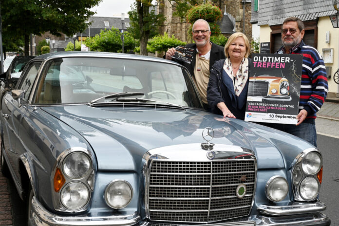Auf strahlenden Sonnenschein (wie fast jedes Jahr) hoffen die Oldtimertreff-Organisatioren, André Saar, Annelie Heinisch und Volker Kiekert. Foto: Mathias Kehren