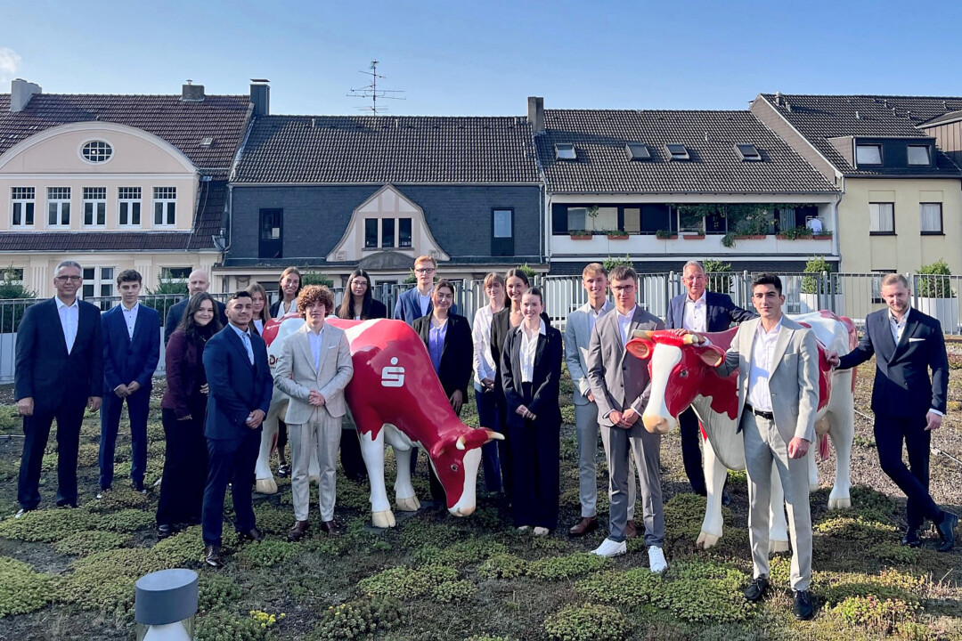 Gruppenbild auf dem Dach der Sparkasse:(hintere Reihe von links:): Udo Zimmermann (Vorstandsvorsitzender), Tom Imamoglu, David Langenberg, Almira Mehovic, Emely Lichan, Luca Saturno, Nuray Yildiz, Cassandra Kretschmann, Hannah Ruppenthal, Lennard Herter, Ralf Wienold (Direktor Personal und Vorstandsstab), David Hölsken (Ausbildungsleiter). Vordere Reihe von links: Lea Hoffmann, Anas Aabid, Maximilian Kellers, Malin Burgtorf, Eduard Padolko, Eray Aksu. Foto: Sparkasse