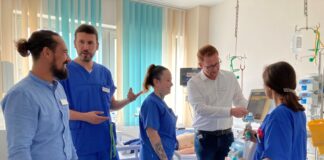 Raphael Hackmann, stellvertretender Pflegedirektor, und Pflegedirektor Jens Banasiak gemeinsam mit Personal der Intensivstation. Foto: Helios-Klinikum