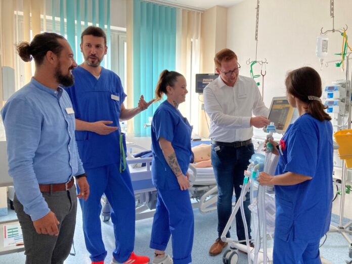 Raphael Hackmann, stellvertretender Pflegedirektor, und Pflegedirektor Jens Banasiak gemeinsam mit Personal der Intensivstation. Foto: Helios-Klinikum