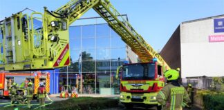 Die Feuerwehr setzte eine Drehleiter ein, um die Brandstelle zu erreichen. Foto: FW Ratingen