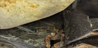 Das Auto war derart durchgerostet, dass selbst der Hauptrahmen durchgebrochen war. Foto: Polizei