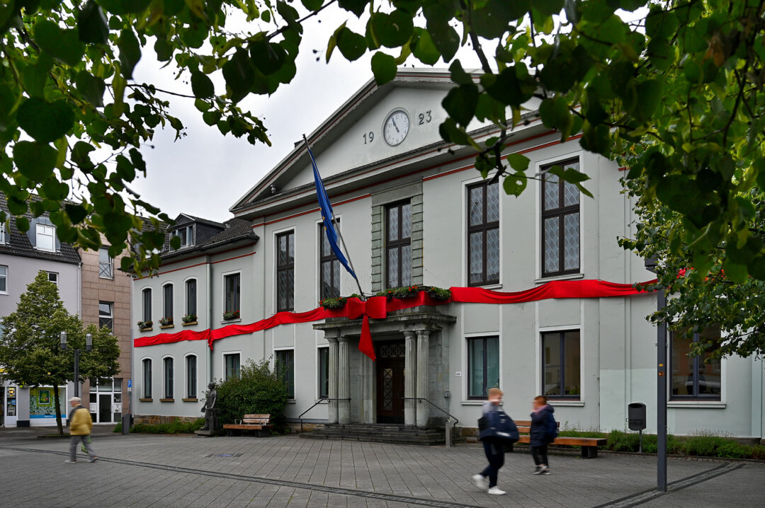 Mit roter Schleife im Jubiläumsjahr. Vor dem Rathaus wird Ende August im Stile der Zwanzigerjahre groß gefeiert. Foto: Mathias Kehren
