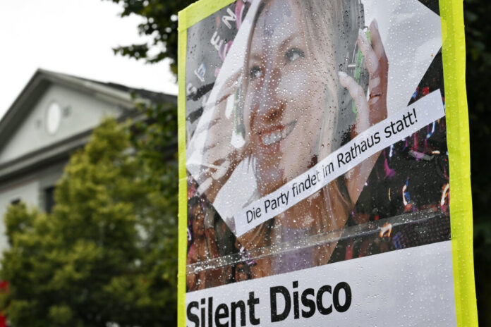 Wegen des Dauerregens findet die "Silent Disco" drinnen im Ratsaal statt. Foto: Mathias Kehren