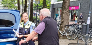 Polizeihauptkommissarin Simone Hakenberg von der Verkehrssicherheitsberatung im Bürgergespräch. Der Schwerpunkt der polizeilichen Projekt-Aktionen liegt verstärkt in den Kommunen mit regional erkennbar stärkerem Fahrradverkehr. Foto: Polizei