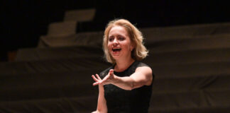 Anna Skryleva leitet das Sinfoniekonzert in der Philharmonie. Foto: Nilz Böhme