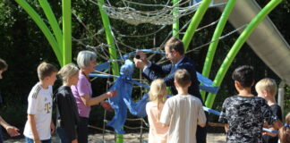 Rund zwei Dutzend Kinder kamen zur Eröffnung des Spielplatzes am Hochscheuer Weg in Hochdahl. Die rund 600 Quadratmeter große Spielfläche wurde zu einer multifunktional nutzbaren Grünanlage mit großzügiger Spiel- und Aufenthaltsfläche umgestaltet. Foto: Stadt Erkrath