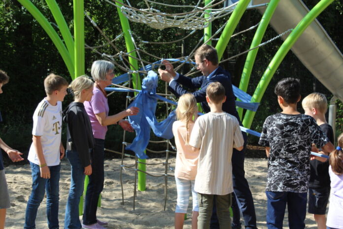 Rund zwei Dutzend Kinder kamen zur Eröffnung des Spielplatzes am Hochscheuer Weg in Hochdahl. Die rund 600 Quadratmeter große Spielfläche wurde zu einer multifunktional nutzbaren Grünanlage mit großzügiger Spiel- und Aufenthaltsfläche umgestaltet. Foto: Stadt Erkrath